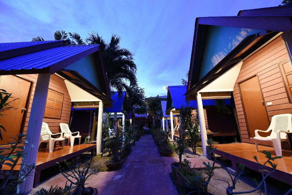 Phi Phi Twin Palms Bungalows Big Hotels - 